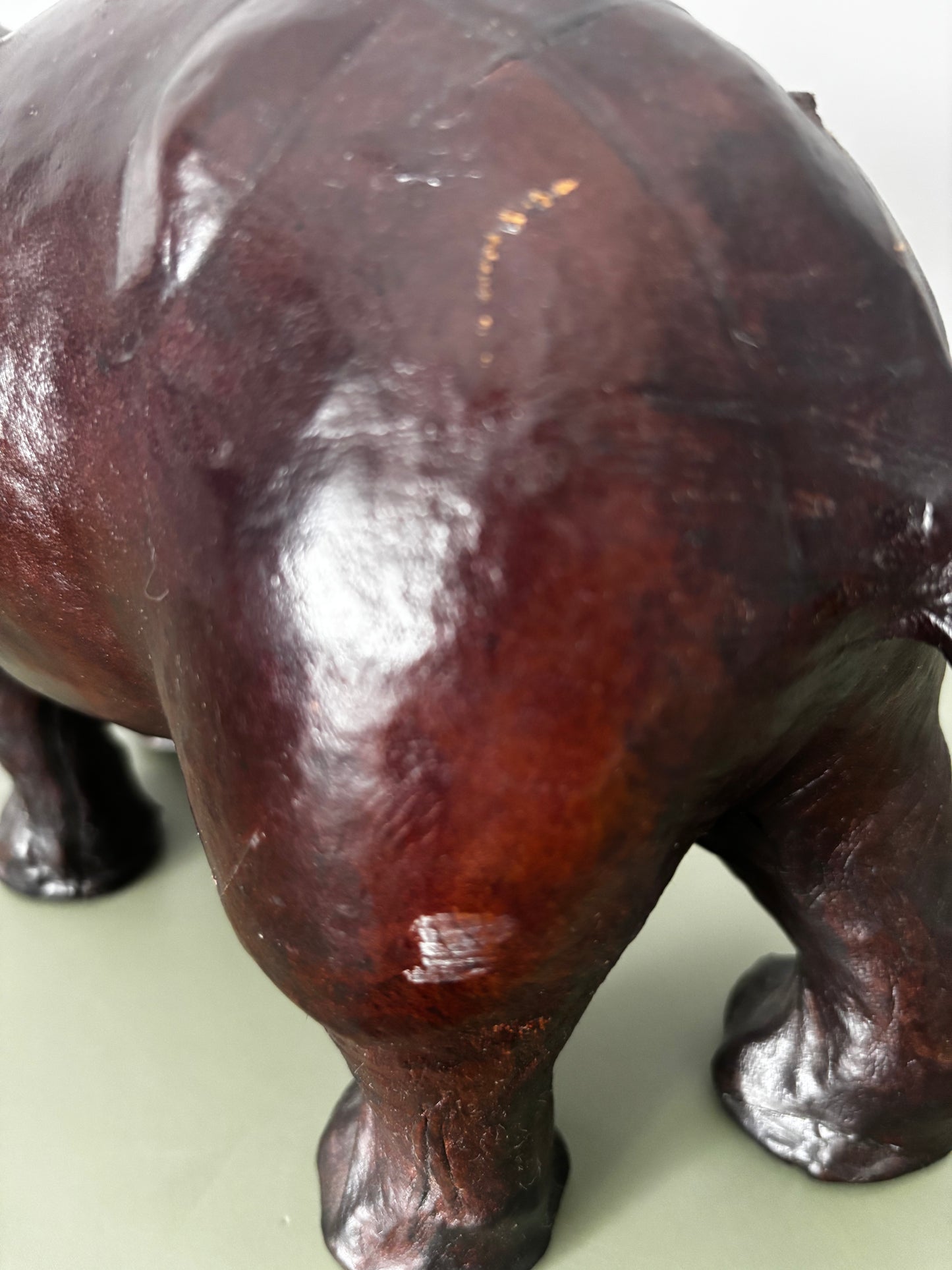 Hippopotame en cuir