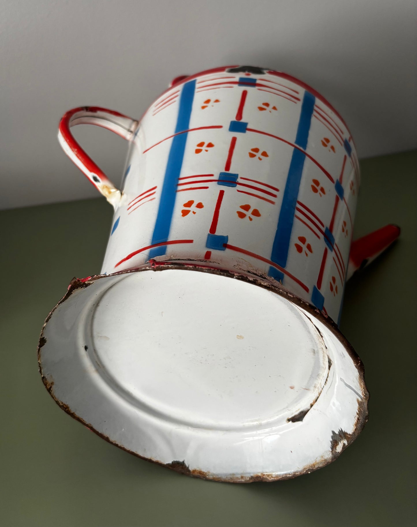 Arrosoir ancien en tôle émaillée