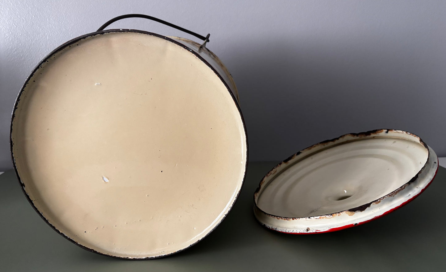 Ancien pot de chambre en tôle émaillée