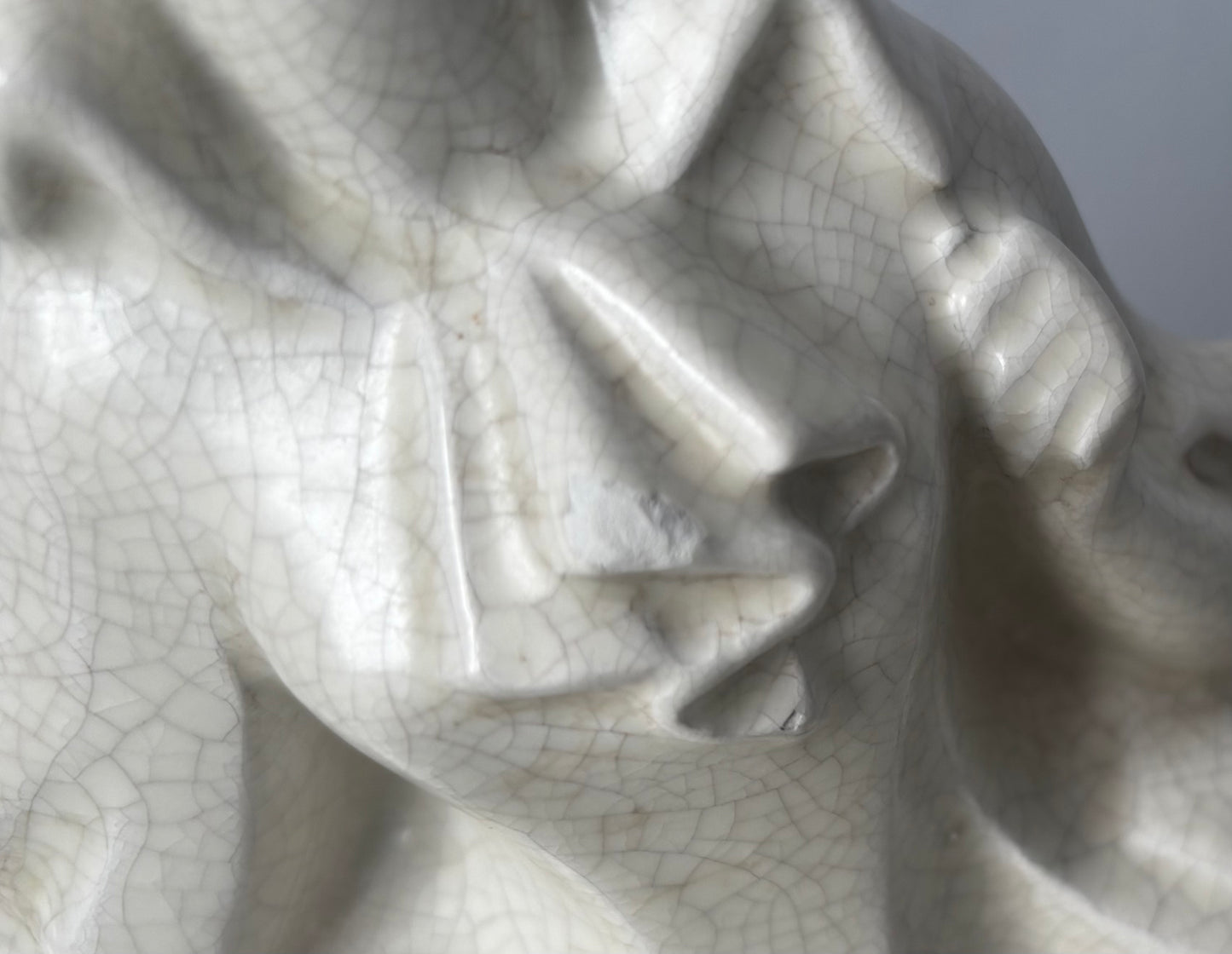 Statue en céramique craquelée