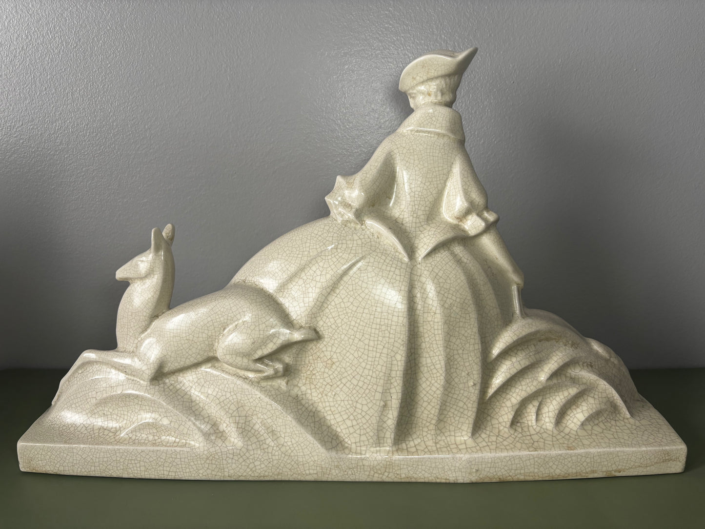 Statue en céramique craquelée