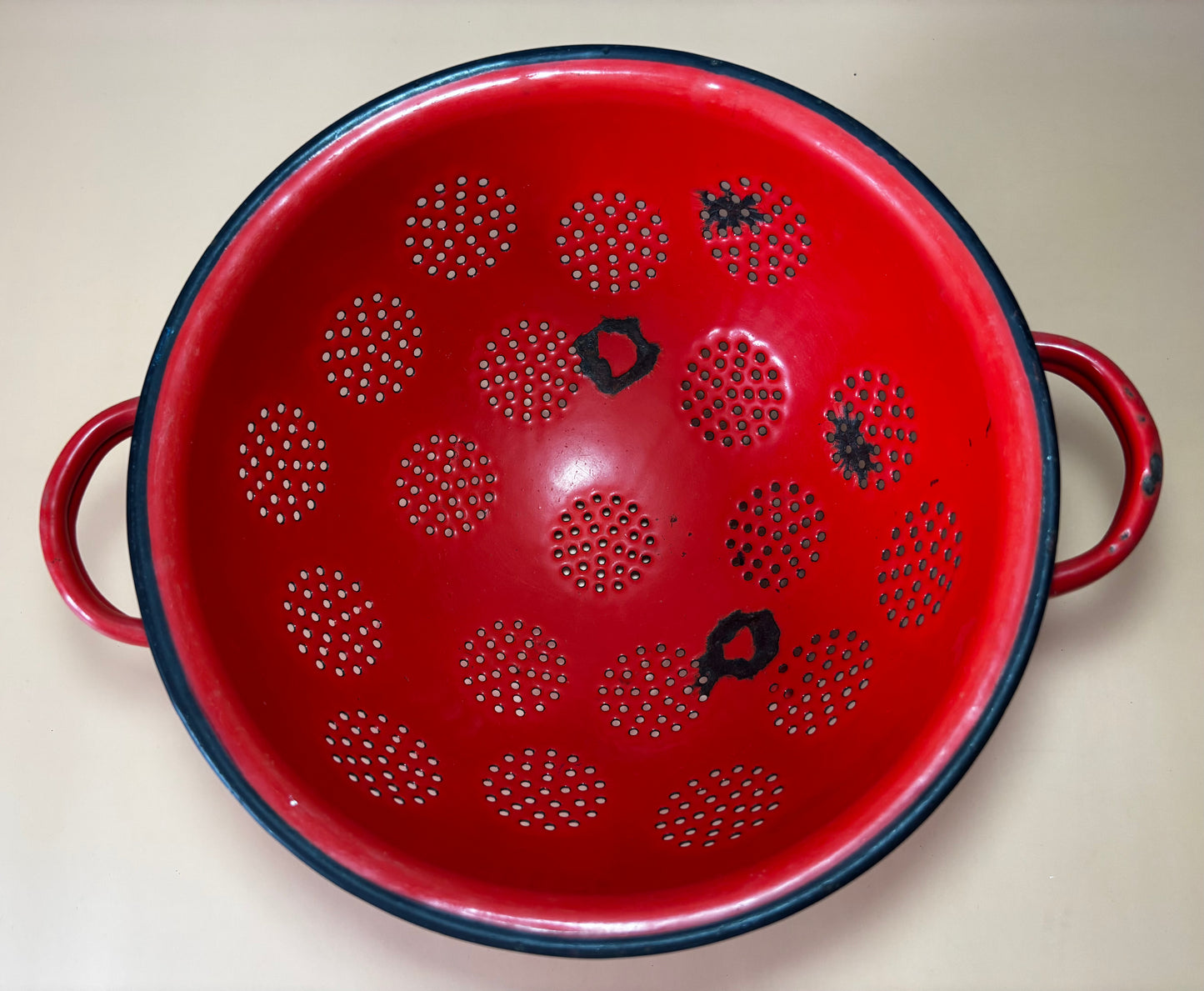 Passoire émaillée rouge