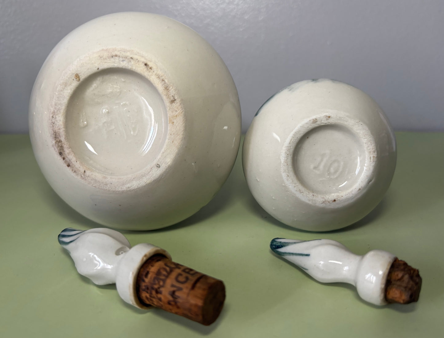 Paire de Carafes en porcelaine