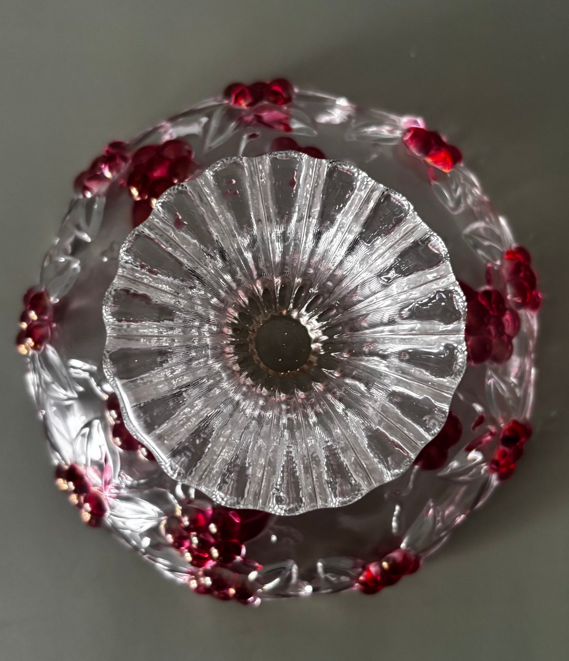 Coupe décorée de fleurs rouges Belles Trouvailles