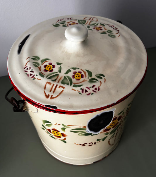 Ancien pot de chambre en tôle émaillée