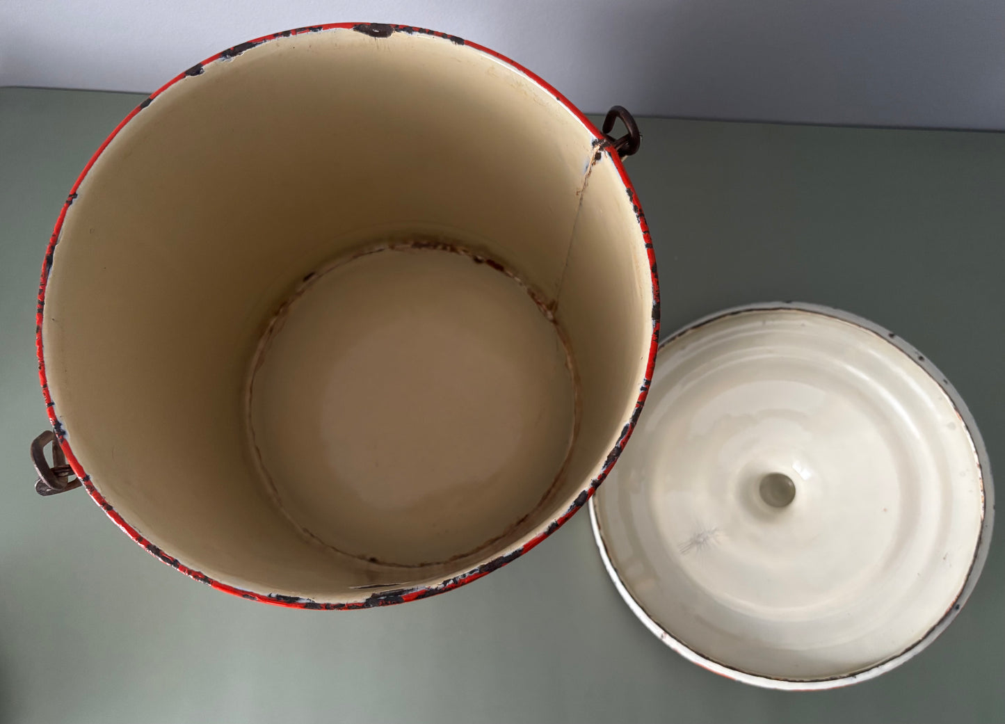 Ancien pot de chambre en tôle émaillée