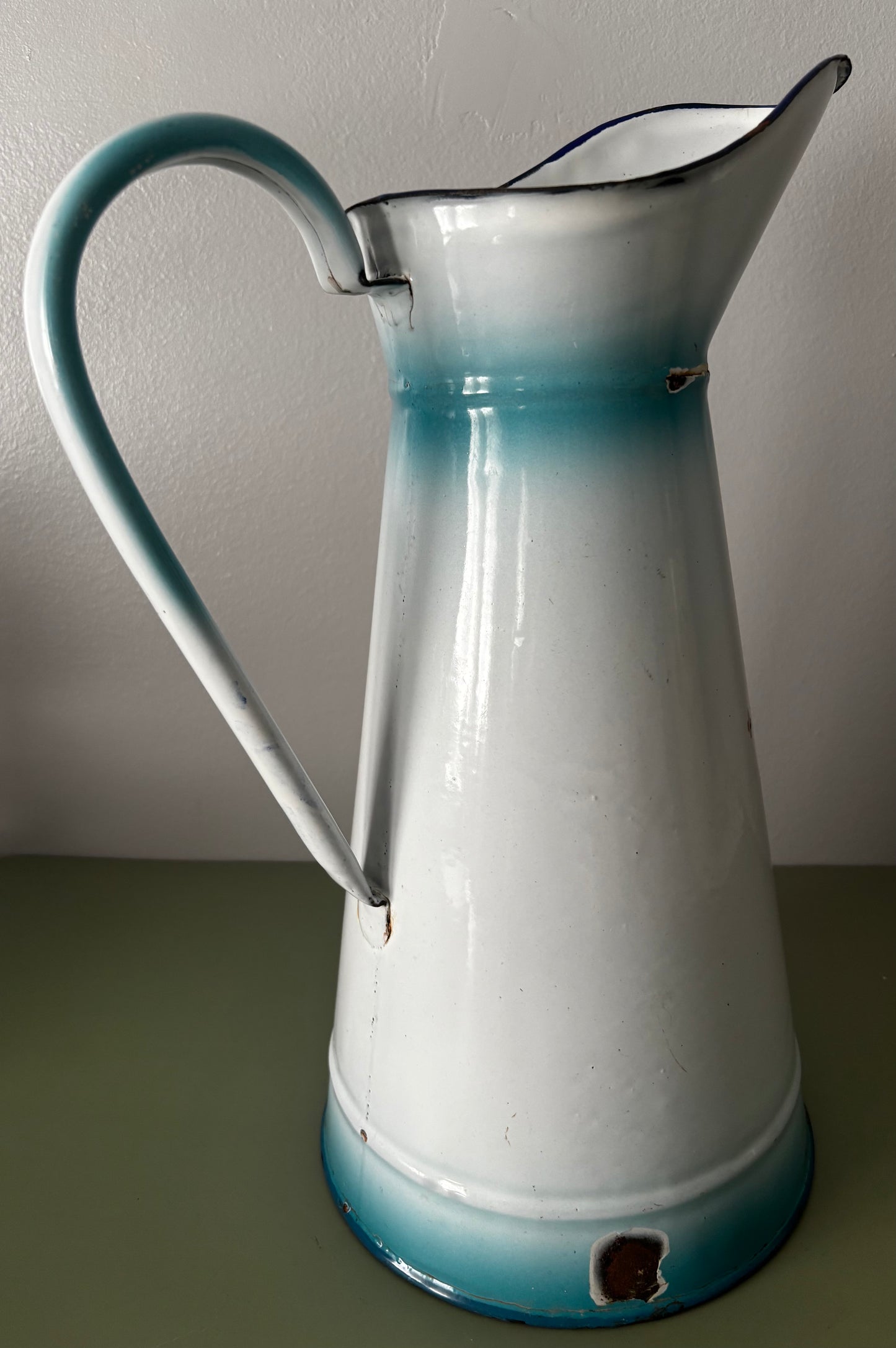 Broc à eau en tôle émaillée
