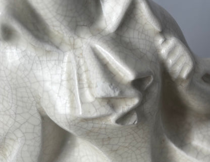 Statue en céramique craquelée
