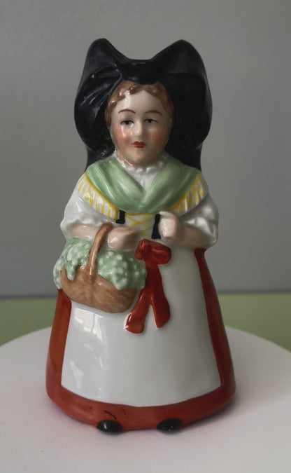 Petit Pichet représentant une Alsacienne