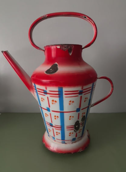 Arrosoir ancien en tôle émaillée