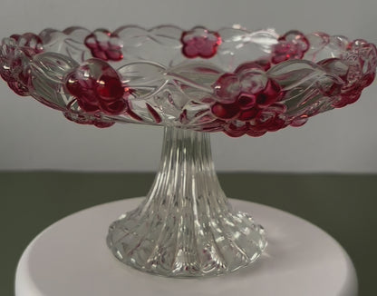 Coupe décorée de fleurs rouges